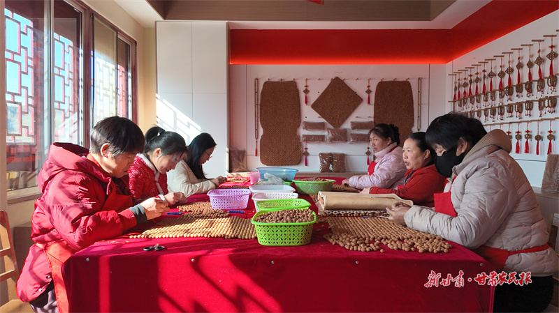 車間工作人員正在制作山毛桃坐墊