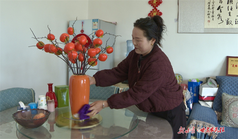 圖為群眾白轉靈在溫暖的家中享受新能源帶來的愜意 熊瑛攝