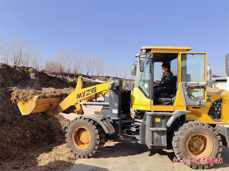 圖為吳春剛正在進行進行飼草青貯